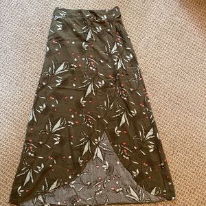 MIDI patterned skirt with slit
Darling pattern
Elastic waist